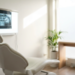 dental chair and panoramic x-ray illustrating wisdom teeth removal cost